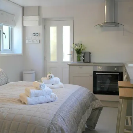 Апартаменты Ashford House 'The Snug' Private Hot Tub Fylingthorpe Экстерьер фото