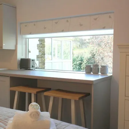 Апартаменты Ashford House 'The Snug' Private Hot Tub Fylingthorpe Экстерьер фото