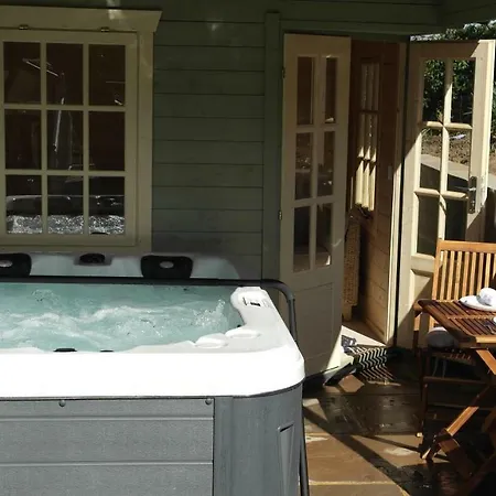 Апартаменты Ashford House 'The Snug' Private Hot Tub Fylingthorpe Экстерьер фото