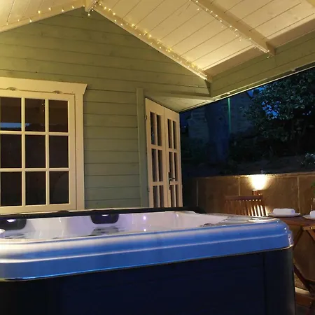 Апартаменты Ashford House 'The Snug' Private Hot Tub Fylingthorpe Экстерьер фото