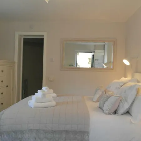 Апартаменты Ashford House 'The Snug' Private Hot Tub Fylingthorpe Экстерьер фото